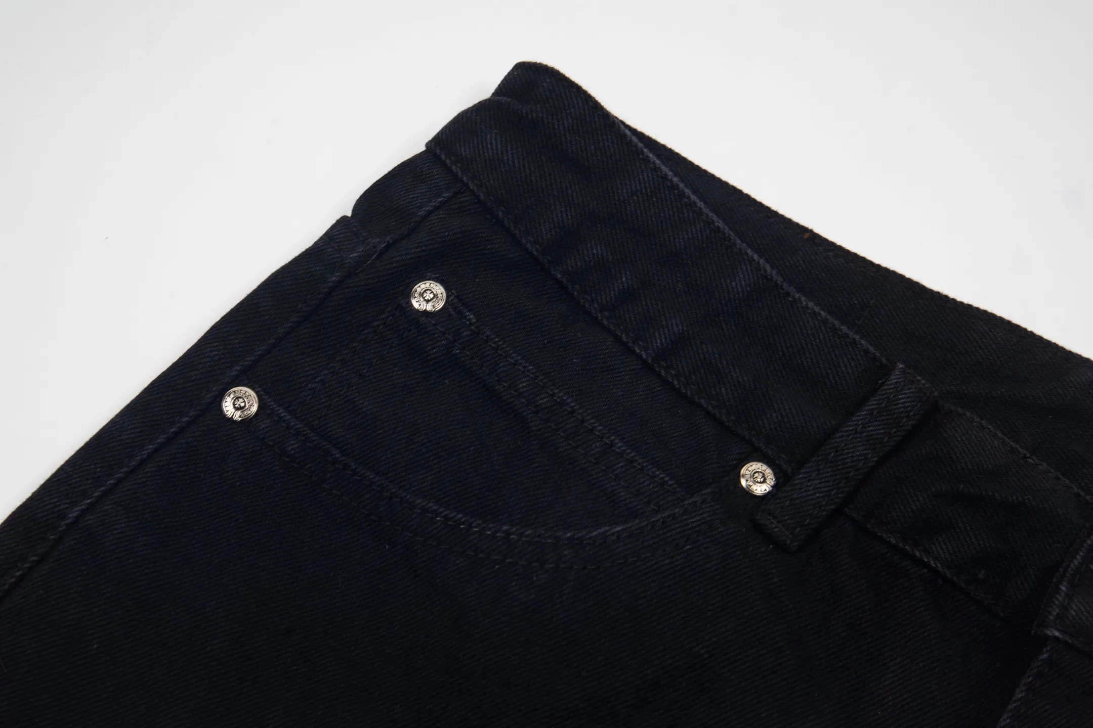 P260 Chrome Hearts Black Pants Sanskrit Yellow Patch Leather Jeans CH jeans need to be washed after the finished product is disassembled and then hand-stitched with sheepskin cross leather and then spliced ​​to complete. The whole piece has too many craftsmanship to explain. The patchwork is decorated with cross patterns, and the high-waisted washed jeans! ! Absolutely high-end luxury products, god-level single products and super popular products, made with top heavy industry, a must-see magic weapon. Customized hardware. The fabric is thick and soft after washing. It has good breathability. Customized small leather label. Unique design. The details are simple and elegant, and the workmanship is exquisite. The entire trousers are neatly routed and the details are in place! It’s so cool that both men and women can easily control the genderless trend! Style number: 1874# Color: black Size: 28 30 32 34